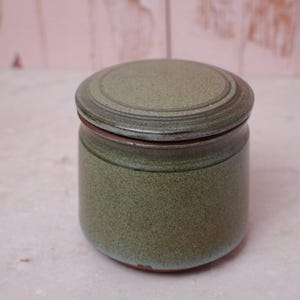 Vintage Grön Studio Keramikburk med lock | Spräcklig keramisk förvaringskruka | Rustik handgjord köksbehållare