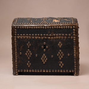 Caja antigua de cuero con tapa abovedada y tachuelas, baúl de latón con clavos de estilo folclórico, cofre victoriano para guardar joyas y recuerdos / antiguo cofre de costura negro y marrón