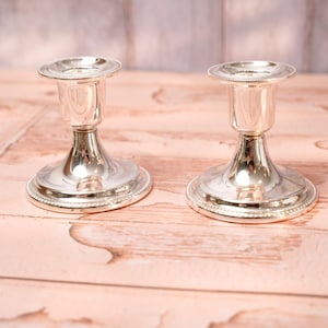 Par vintage silverpläterade ljusstakar | Klassiska ljusstakar med pärlkant | Traditionell matbordsdekoration 7,5 cm