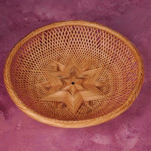 Cesta tejida vintage / Frutero redondo de ratán / Centro de mesa rústico de mimbre / Decoración de cocina cottagecore / Servidor de pan tejido bohemio