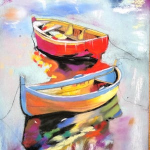Könnte beinhalten: Pastellmalerei mit zwei bunten Ruderbooten auf dem Wasser. Das obere Boot ist rot mit gelbem Innenraum, während das untere Boot orange mit blauem Rand ist. Reflexionen der Boote und des Himmels erzeugen eine lebendige, impressionistische Szene.
