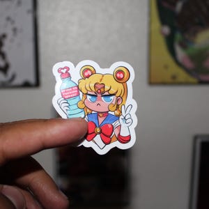 Drick ditt vatten-klistermärke: Rolig Sailor Moon-parodi vinyldekal