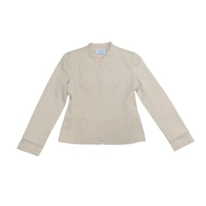 Könnte beinhalten: Beige Jacke mit Stehkragen und langen Ärmeln. Die Jacke hat einen durchgehenden Reißverschluss und eine taillierte Passform. Die Ärmel haben ein Manschettendetail. Die Jacke ist aus einem glatten, einfarbigen Stoff gefertigt.