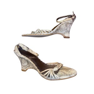 Sandalias de cuña con tiras y punta abierta Rampage Rebecca en color topo, talla 6.5, diseño de serpiente Y2K