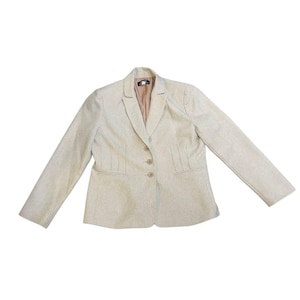 Könnte beinhalten: Ein hellbeiger Blazer mit fallendem Revers, Dreiknopfverschluss und zwei Vordertaschen. Der Blazer hat lange Ärmel und ein hellbraunes Innenfutter. Das Kleidungsstück liegt flach auf weißem Hintergrund.