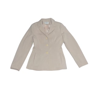 Könnte beinhalten: Ein hellbeiger Blazer mit Reverskragen, drei Knöpfen und zwei Vordertaschen. Die langärmlige Jacke hat eine taillierte Passform und ein hellfarbenes Futter. Das Etikett im Blazer lautet "WYSIW".