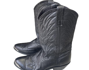 Botas vaqueras Laredo de cuero negro con puntera metálica, talla 9, estilo western chic rodeo.