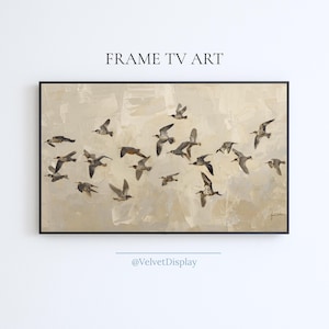 Puede incluir: Una obra de arte enmarcada que presenta una bandada de pájaros en vuelo contra un fondo texturizado de tonos neutros. Los pájaros están representados en tonos grises y marrones, con un marco negro. El texto "FRAME TV ART" está en la parte superior.