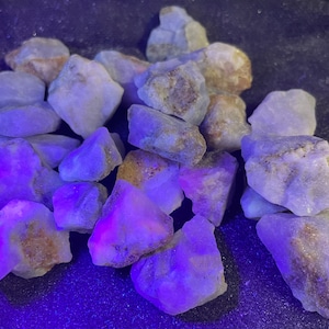Raw UV Reactive Hackmanite