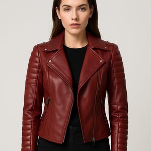 Damen rote asymmetrische, gepolsterte Lederjacke im Biker-Stil