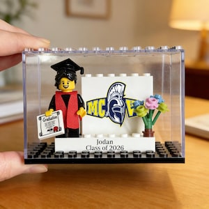 Conjunto de minifiguras personalizado con vitrina personalizada / Minifigura personalizada 2026 Regalo de graduación / Regalo de estudiante graduado para él/ella