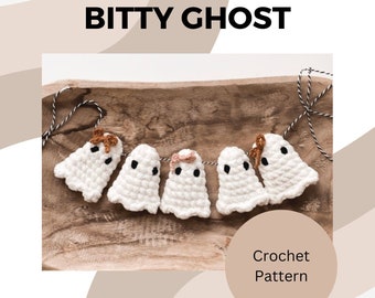 Può includere: Uno schema a uncinetto per realizzare una ghirlanda di piccoli fantasmi bianchi con accenti marroni e rosa. Lo schema si chiama "Bitty Ghost" ed è un must per Halloween. Il testo "Crochet Pattern" è visibile anche nell'immagine.