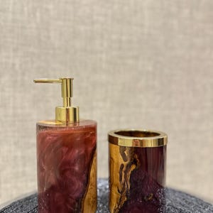 Handgefertigtes Badezimmer-Set aus Harz und Olivenholz – Luxus-Seifenspender und Zahnbürstenhalter mit Akzenten in Gold und Silber | Rustikales Decor Epoxy