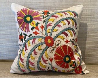 Almofada de seda feita à mão Suzani com motivo floral bordado do Uzbequistão