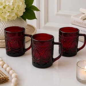 Set mit 3 Vintage Rubinroten Glasbechern - Luminarc France Pressglaskaffeetassen