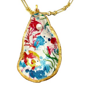 Collana di conchiglie di ostriche realizzata a mano con decoupage / Catena da 30" placcata in oro / Bordi in foglia d'oro 18 carati / Pezzo unico dalla Florida