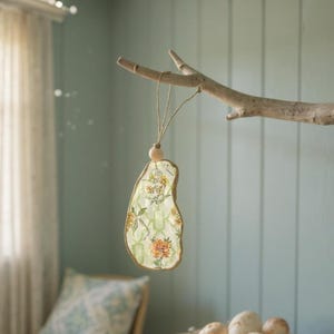 Decoupage Austernmuschel Ornament: Florales Design, Goldrand & Perlenakzent