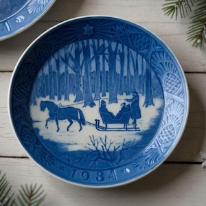 Royal Copenhagen 1984 Christmas Plate “Jingle Bells” Blue & White Porcelain Denmark