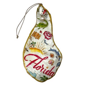 Ornement de coquille d'huître de carte de la Floride - cadeau côtier de découpage fait main, souvenir de Sunshine State, coquillage garni d'or avec l'accent de perle