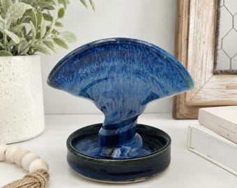 Quemador de aceite de cerámica artística de estudio firmado, porta incienso de cerámica con esmalte azul goteante, decoración costera