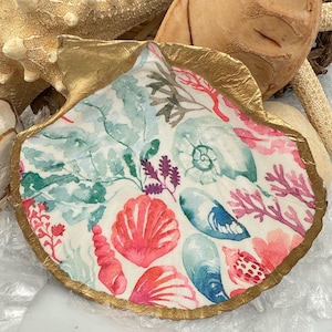 Decoupage Scallop Shell Trinket Dish: Coastal Decor with Gold Trim