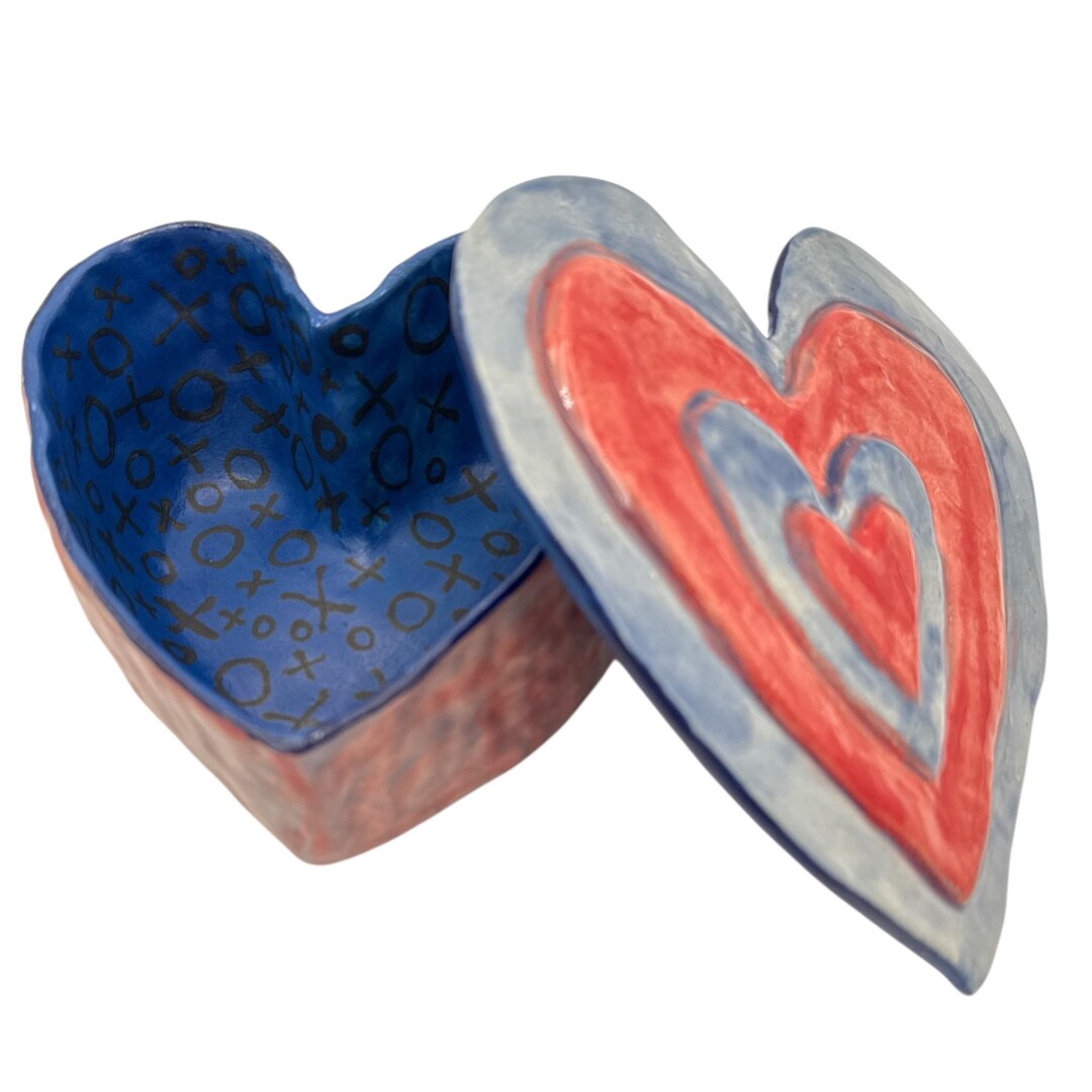 犬 陶器 ハートボックス | 手作り 陶器 蓋付き 記念品 | レッド