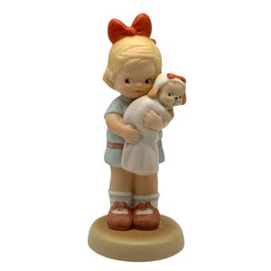 Recuerdos del Ayer "Pertenecemos Juntos" Figura del Año de la Carta de Enesco 1991 - Niña con Muñeca - Exclusiva de la Sociedad de Coleccionistas