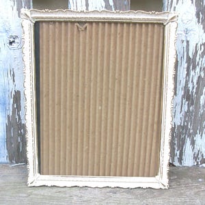 Marco de fotos vintage de metal blanco y dorado con estilo shabby chic