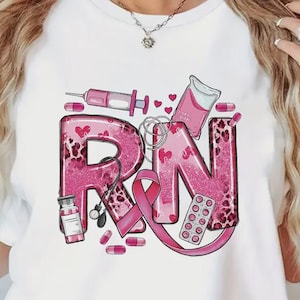 T-shirt gediplomeerde verpleegkundige: T-shirt met roze lint en luipaardprint