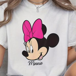 Minnie Maus T-Shirt, klassisches Minnie Gesicht T-Shirt, rosa Schleife Disney Shirt, Minnie Name Shirt, Disney World Urlaub Outfit, Geschenk für sie