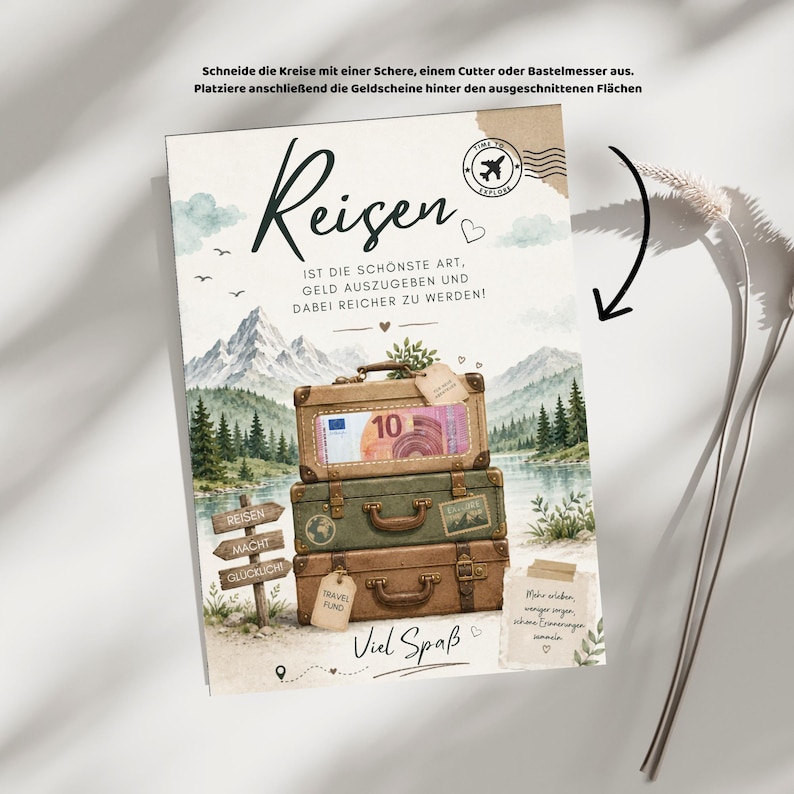 Pu&ograve; includere: Una carta rettangolare con una pila di tre valigie in stile vintage davanti a un paesaggio di montagne e un lago. Il testo recita Reisen, ist die sch&ouml;nste art, geld auszugeben und dabei reicher zu werden, e include una banconota da 10 euro nella valigia superiore. Un cartello in legno riporta la scritta Reisen macht gl&uuml;cklich.