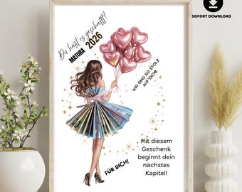 Può includere: Stampa incorniciata con un'illustrazione di una donna che tiene in mano dei palloncini a forma di cuore. La donna indossa un vestito fatto di soldi. Il testo include "MATURA 2026", "PER TE!" e "Siamo così orgogliosi di te!" con un'icona di download.