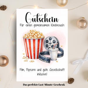 Könnte beinhalten: Eine Gutscheinkarte mit einer Aquarellillustration eines Popcorn-Eimers, einer Filmrolle und einem Getränk. Der Text lautet "Gutschein" und "Film, Popcorn und gute Gesellschaft inklusive!". Der Text unten lautet "Das perfekte Last-Minute-Geschenk."