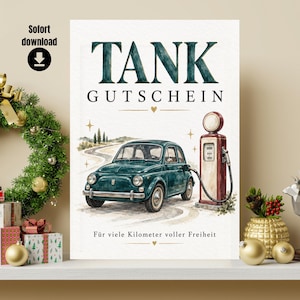 Könnte beinhalten: Eine rechteckige Karte mit einer Aquarellillustration eines dunkelgrünen Oldtimers an einer roten Zapfsäule. Der Text lautet TANK GUTSCHEIN und Für viele Kilometer voller Freiheit. Das Design enthält kleine goldene Sterne und Herzakzente.