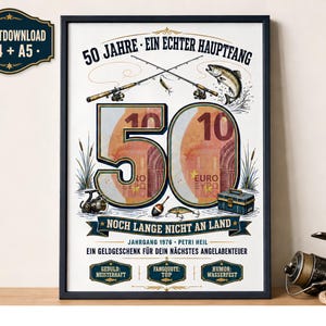 Może przedstawiać: Oprawiony plakat z tekstem 50 JAHRE EIN ECHTER HAUPTFANG, z dużą liczbą 50 wypełnioną wzorem banknotu 10 euro. Projekt zawiera wędki, skaczącą rybę, pudełko na akcesoria wędkarskie oraz tekst NOCH LANGE NICHT AN LAND.