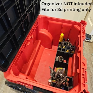 Könnte beinhalten: Ein roter Werkzeugkoffer aus Kunststoff mit offenem schwarzem Deckel. Im Inneren befindet sich ein schwarzer, 3D-gedruckter Gittereinsatz mit verschiedenen Handwerkzeugen. Der Text lautet: Organizer NOT included File for 3d printing only.