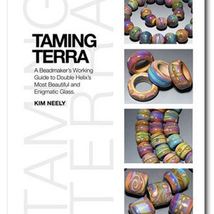 Könnte beinhalten: Das Buchcover von "Taming Terra" zeigt farbenfrohe Glasperlen und Ringe. Das Buch von Kim Neely ist ein Leitfaden für Doppelhelix-Glas. Das Cover zeigt verschiedene Perlendesigns in Blau-, Lila-, Gelb- und Orangetönen.