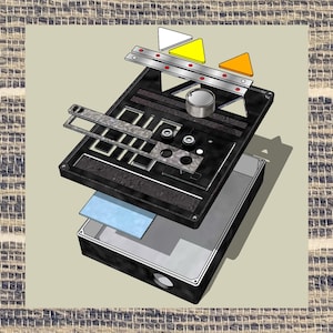 Op de afbeelding: Een gedemonteerd zwart elektronisch apparaat met een zilveren metalen plaat, een blauwe printplaat en een knop. Het apparaat heeft een reeks kleine gaten en een rechthoekige opening. Het apparaat is omgeven door een lichtgrijze achtergrond.