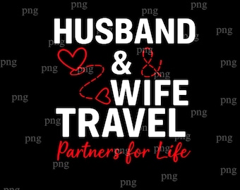 Peut inclure: Fond noir avec le texte blanc "HUSBAND & WIFE TRAVEL". Des coeurs rouges et des lignes pointillées sont entre les mots. En dessous, en script rouge, il est écrit "Partners for Life".
