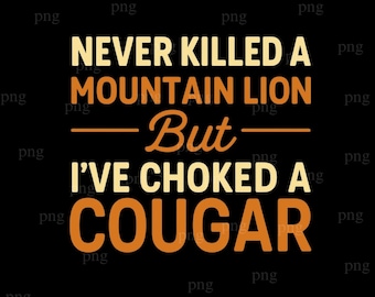Peut inclure: Fond noir avec texte crème et orange. Le texte se lit comme suit : "NEVER KILLED A MOUNTAIN LION But I'VE CHOKED A COUGAR."
