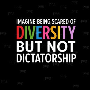 Op de afbeelding: Zwarte achtergrond met de tekst "IMAGINE BEING SCARED OF DIVERSITY BUT NOT DICTATORSHIP." Het woord "DIVERSITY" is in regenboogkleuren. De overige tekst is wit.