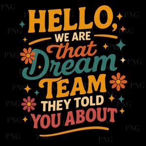 Puede incluir: Gráfico de estilo retro sobre fondo negro. El texto dice "HELLO, WE ARE that Dream TEAM THEY TOLD YOU ABOUT" en varios colores y fuentes. Flores y estrellas decorativas rodean el texto.