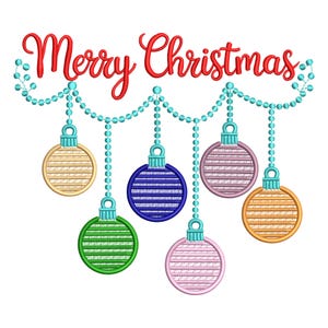 Może przedstawiać: Świąteczny wzór z napisem "Merry Christmas" w kolorze czerwonym. Turkusowe koraliki podtrzymują pięć kolorowych bombek w kolorach zieleni, błękitu, różu i złota. Bombki zdobione są poziomymi liniami, tworząc świąteczny obraz.