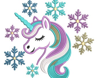 Op de afbeelding: Geborduurd ontwerp met een witte eenhoofdkop met een turquoise hoorn en manen in tinten paars, turquoise en goud. Geborduurde sneeuwvlokken in turquoise, paars en blauw met gouden centra omringen de eenhoorn. Op een witte achtergrond.
