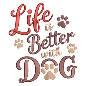 Könnte beinhalten: Gesticktes Design mit dem Schriftzug "Life is Better with DOG" in Rot, Braun und Beige. Das Wort "Life" ist in einer Schreibschrift gehalten, und Pfotenabdrücke sind um den Text herum verstreut. Das Design befindet sich auf weißem Hintergrund.