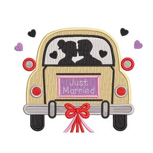 Op de afbeelding: Een geborduurde patch van een beige auto van achteren gezien, met een paarse nummerplaat met de tekst Just Married, een rode strik op de bumper, silhouetten van twee personen in het raam en zwevende zwarte en paarse hartvormen.