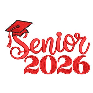 Puede incluir: Diseño bordado en rojo con la palabra "Senior" en cursiva y el año "2026". Una birrete con borla está encima de la palabra "Senior". El diseño está sobre un fondo blanco.