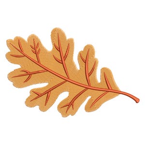 Op de afbeelding: Een geborduurd eikenblad in goud- en oranje tinten. Het blad heeft een gedetailleerde textuur en een netwerk van oranje aderen. Het ontwerp is geïsoleerd op een witte achtergrond, wat de ingewikkelde borduurwerk benadrukt.
