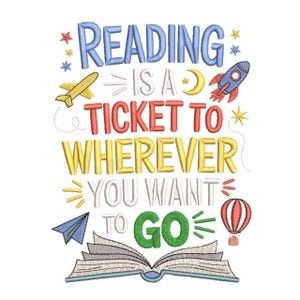 Könnte beinhalten: Ein Stickmuster mit dem Text READING IS A TICKET TO WHEREVER YOU WANT TO GO in Blau, Rot, Gelb, Weiß und Grün. Das Design enthält ein gelbes Flugzeug, eine blaue Rakete, einen gelben Mond, ein blaues Papierflugzeug und einen Heißluftballon.