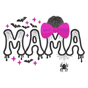 以下が含まれることがあります： ハロウィーンをテーマにしたデザインで、黒い文字で「MAMA」と書かれ、クモの巣が垂れ下がっています。ピンクのリボンと黒い髪が「M」の上にあります。コウモリと星がピンクと黒でデザインを完成させています。クモがクモの巣からぶら下がっています。